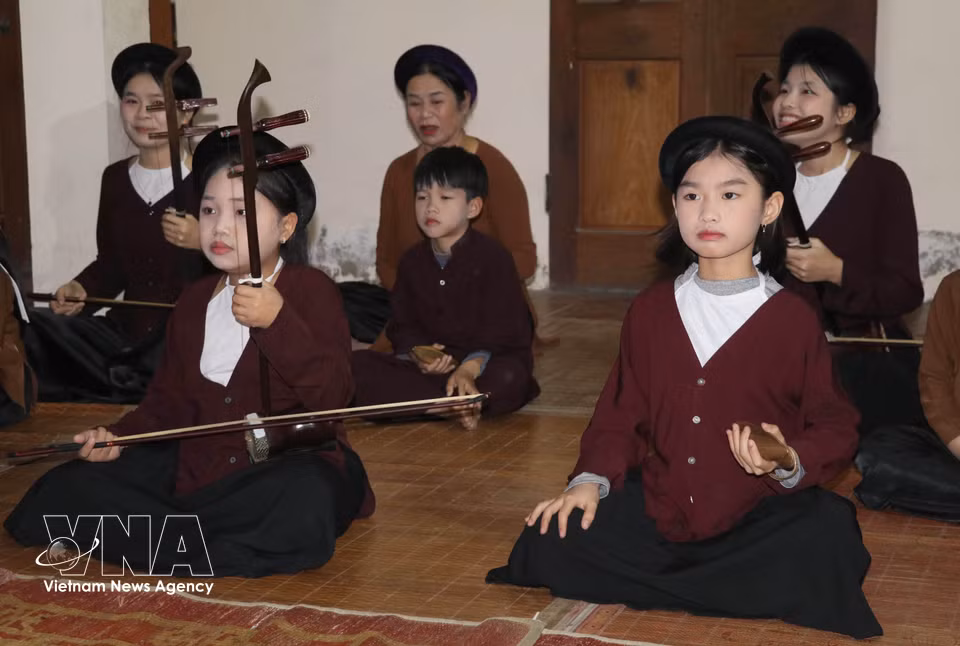 The enthusiastic participation of young people plays a vital role in preserving and promoting the value of Xam singing in Yen Tu commune, Ninh Binh province. (Photo: Thuy Dung/VNA)