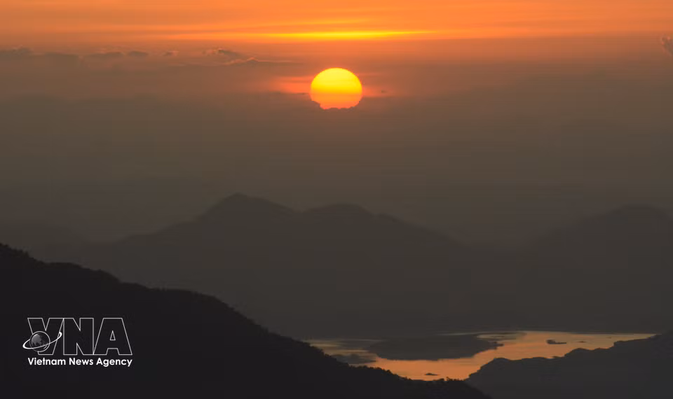 A spectacular sunset viewed from Vong Hai Observatory. (Photo: Van Dung – VNA)