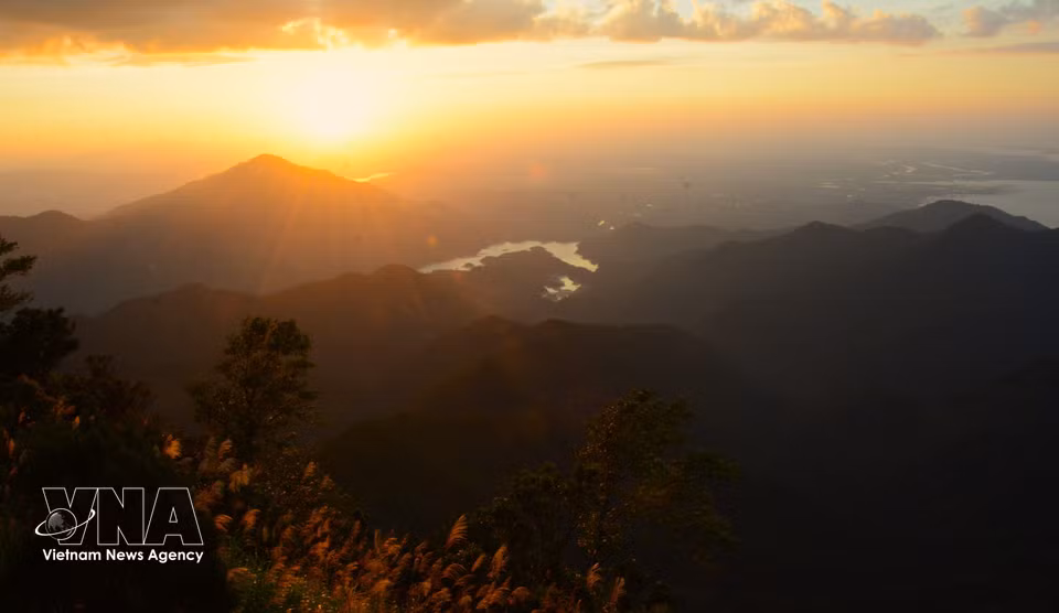 A spectacular sunset viewed from Vong Hai Observatory. (Photo: Van Dung – VNA)