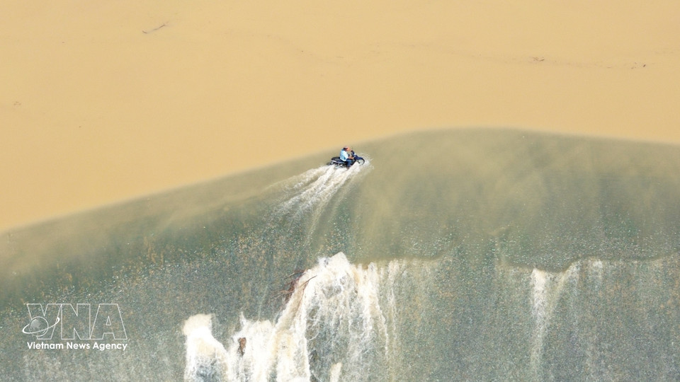 Built at a section of stable river flow to enhance resilience against floods, the weir stands as evidence of the Cham people’s advanced hydraulic knowledge. (Photo: Nguyen Thanh/VNA)