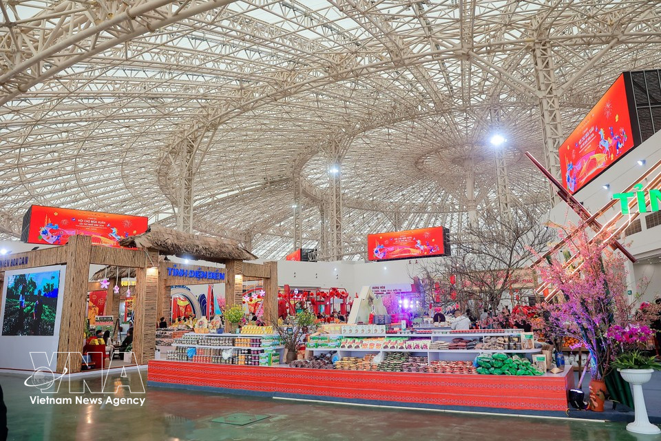 Spring Fair 2026, held from February 2 to 8 in Dong Anh district, Hanoi, features over 3,000 booths. The event serves as a key trade promotion activity aimed at stimulating consumer demand, promoting Vietnamese brands, and fostering international trade connections through agricultural, textile, and cultural exhibition zones. (Photo: Hoai Nam/Vietnam+)