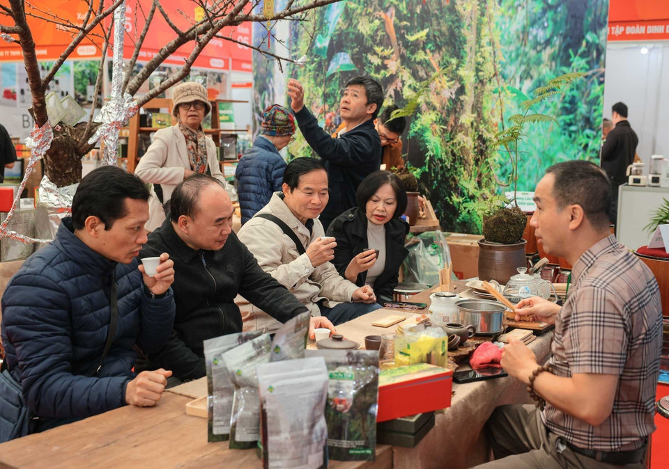 Many visitors shop for and sample regional specialties at Spring Fair 2026. (Photo: Hoang Hieu – VNA)