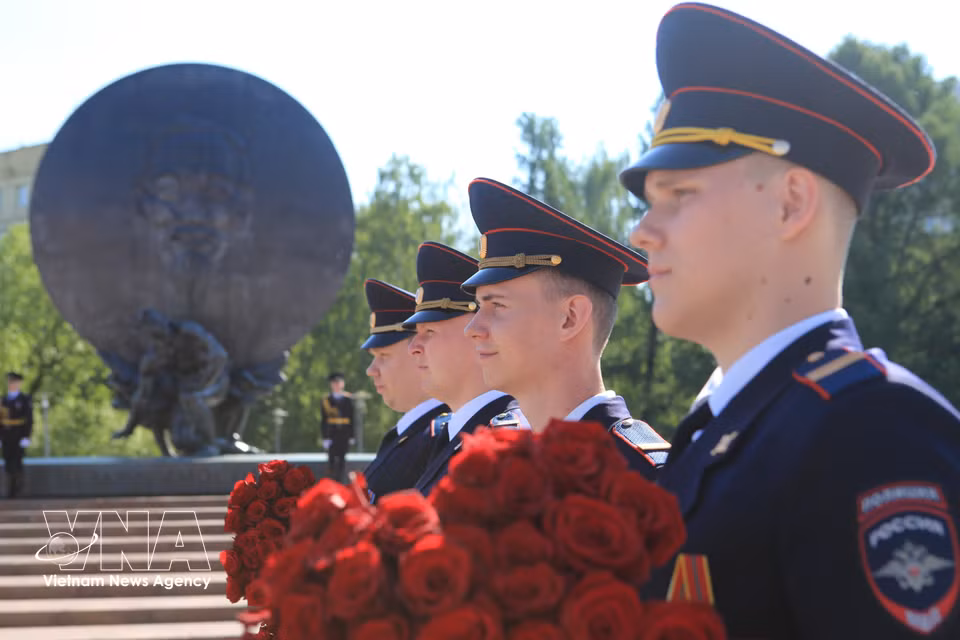 Members of Moscow’s Interior Department honour guard lay flowers in tribute to President Ho Chi Minh at his monument in Moscow. (Photo: Van Hieu/VNA Correspondent in Russia)