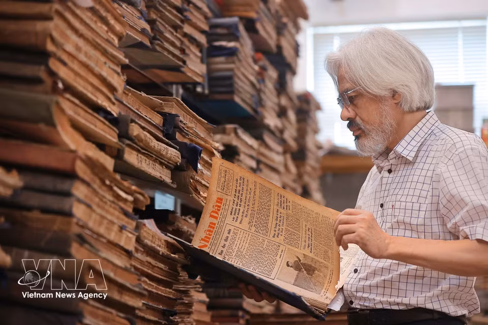 To date, Mr. Dung has collected more than 400,000 newspaper copies from over 1,000 newspaper titles, including more than 100 titles published in Vietnam before 1954. (Photo: Minh Quyet/VNA)
