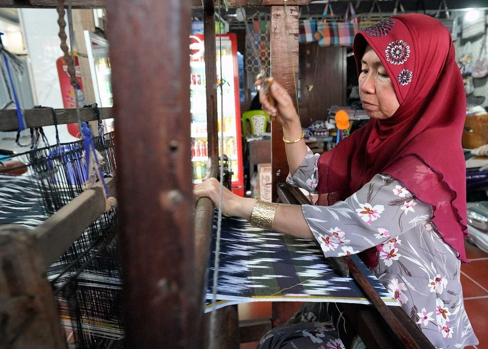 Chau Phong weaving village (Chau Phong commune) is a Cham cultural tourism site where visitors explore traditional brocade weaving and learn about Cham community life. (Photo: Khanh Hoa – VNA)