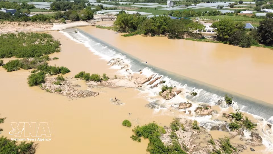 Large stones are carefully arranged to form the structure of Nha Trinh weir, which is 336 metres long and 5.3 metres high, helping regulate water flow and supply irrigation. (Photo: Nguyen Thanh/VNA)