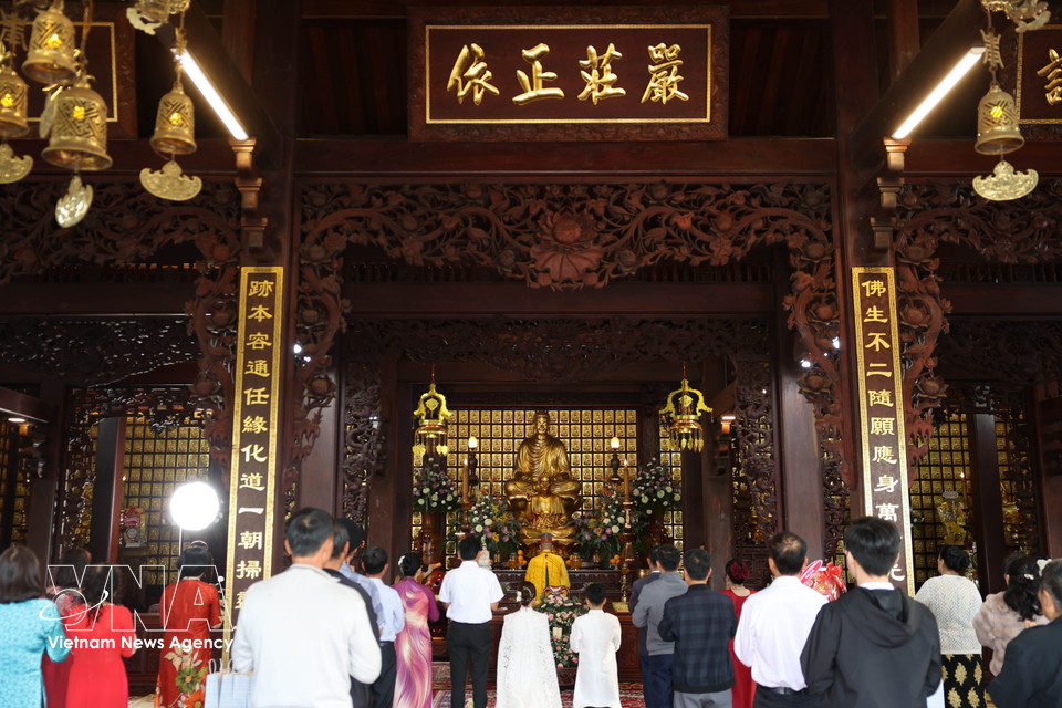 Local people and visitors pay homage at Sac Tu Khai Doan Pagoda. (Photo: Tuan Anh – VNA)