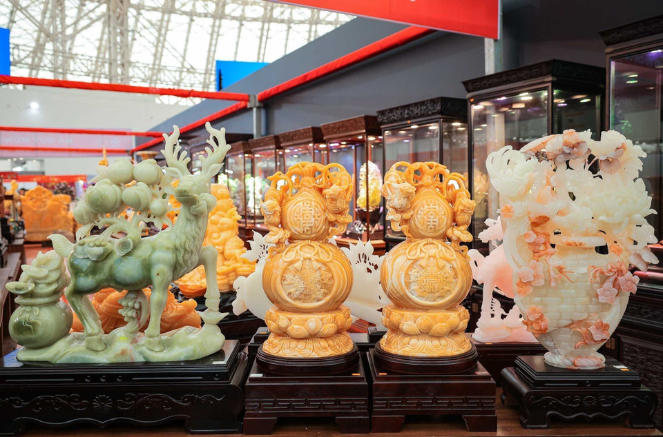Large gemstone statues, intricately carved by artisans, are introduced to the public at the fair. (Photo: Hoang Hieu – VNA)