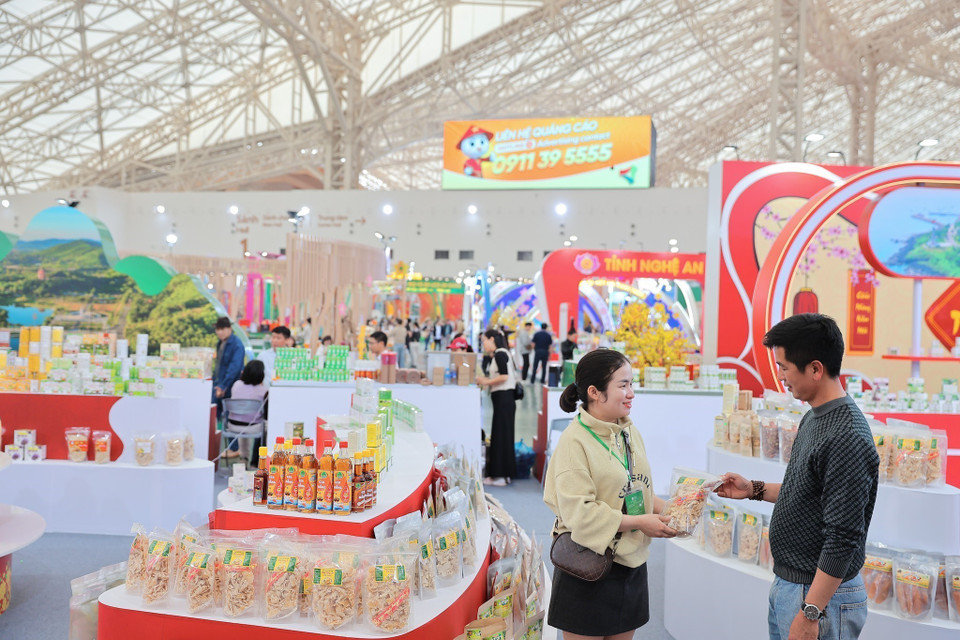 People visit, sample, and purchase regional specialties at Spring Fair 2026. (Photo: Le Dong – VNA)