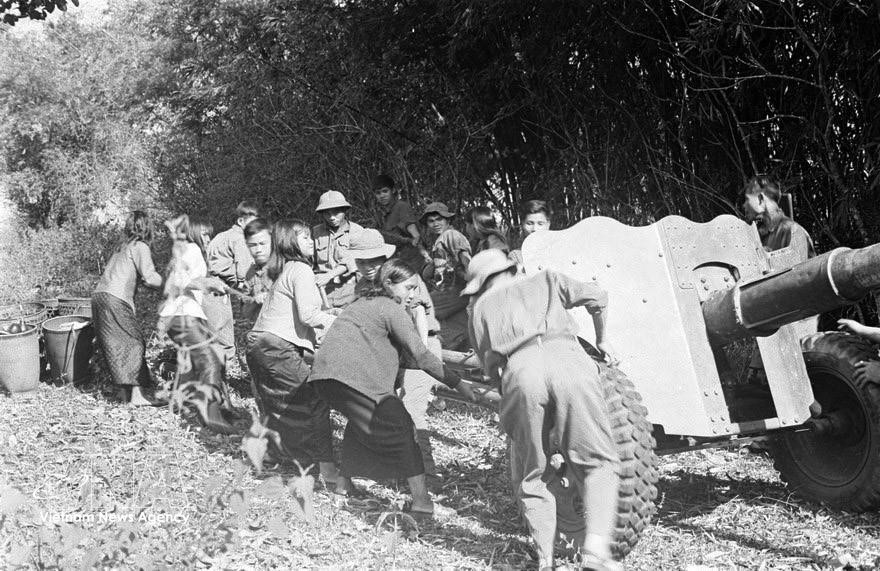 Ethnic minority youth in the Central Highlands join soldiers in hauling artillery to capture strategic positions in Pleiku during the Central Highlands Campaign, which opened the 1975 Spring General Offensive and Uprising. (Photo: VNA)