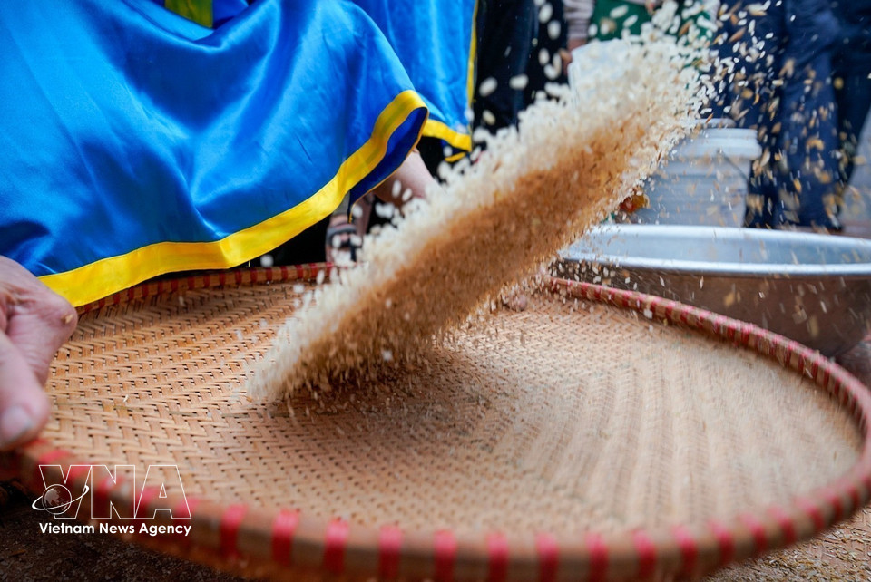The husk-winnowing stage. (Photo: Khanh Hoa – VNA)