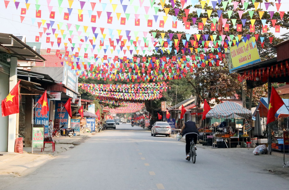 Dong But hamlet, Yen Binh commune, Lang Son province, is decked out with flags and flowers to welcome the 14th Party Congress. (Photo: Van Dat - VNA)