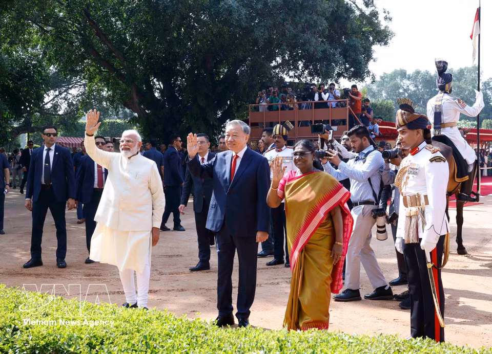 President Droupadi Murmu and Prime Minister Narendra Modi co-chair a welcome ceremony for Party General Secretary and State President To Lam on his State visit to the Republic of India. (Photo: Thong Nhat – VNA)