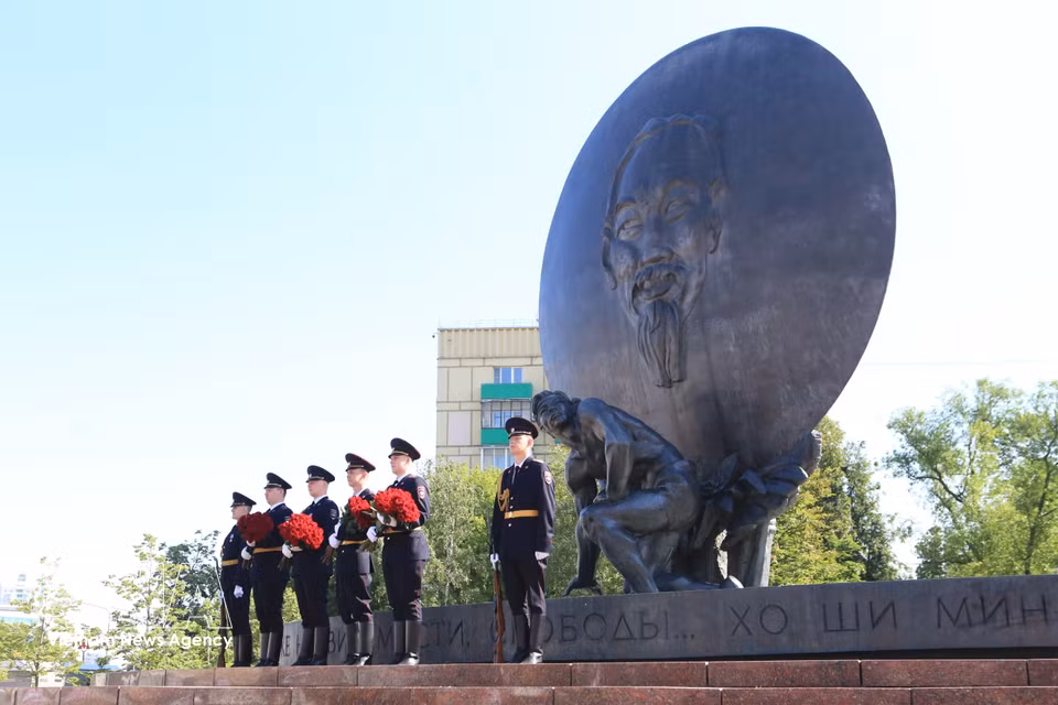 An honour guard from Moscow’s Interior Department performs a ceremonial tribute at the Monument to President Ho Chi Minh in Moscow. (Photo: Van Hieu/VNA Correspondent in Russia)