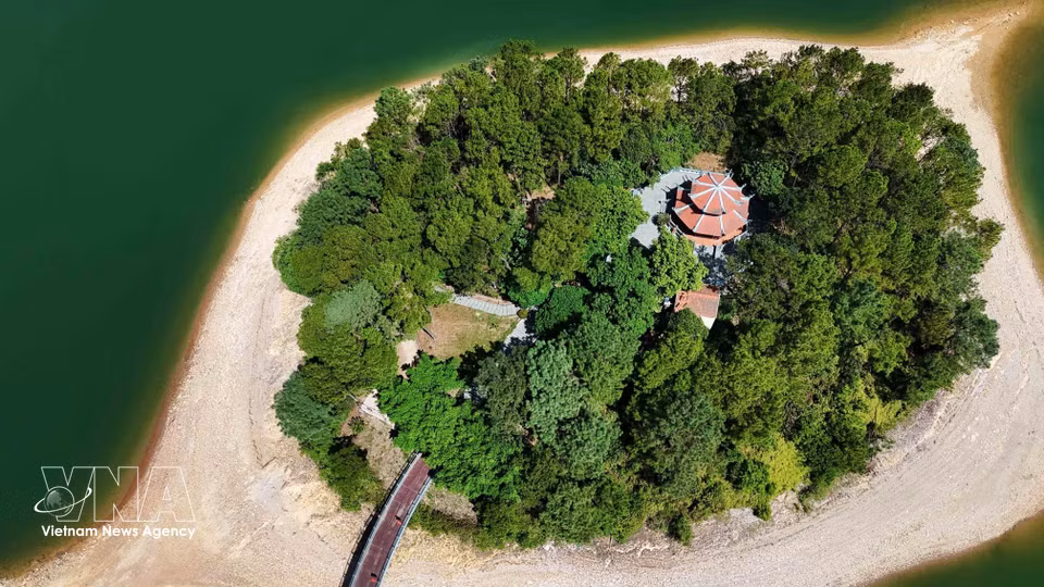 The memorial temple dedicated to late Party General Secretary Le Duan stands on an island in Ke Go Lake. (Photo: Huu Quyet - VNA)