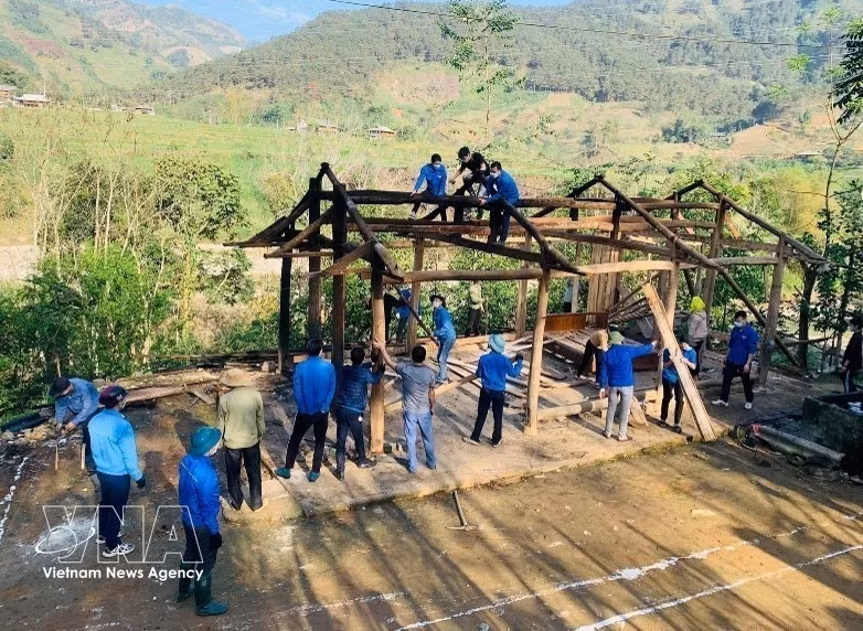 Responding to the campaign to eliminate temporary and dilapidated housing, youth members in Lao Cai province assist residents in dismantling old houses and building new ones. (Photo: Tien Khanh/VNA)