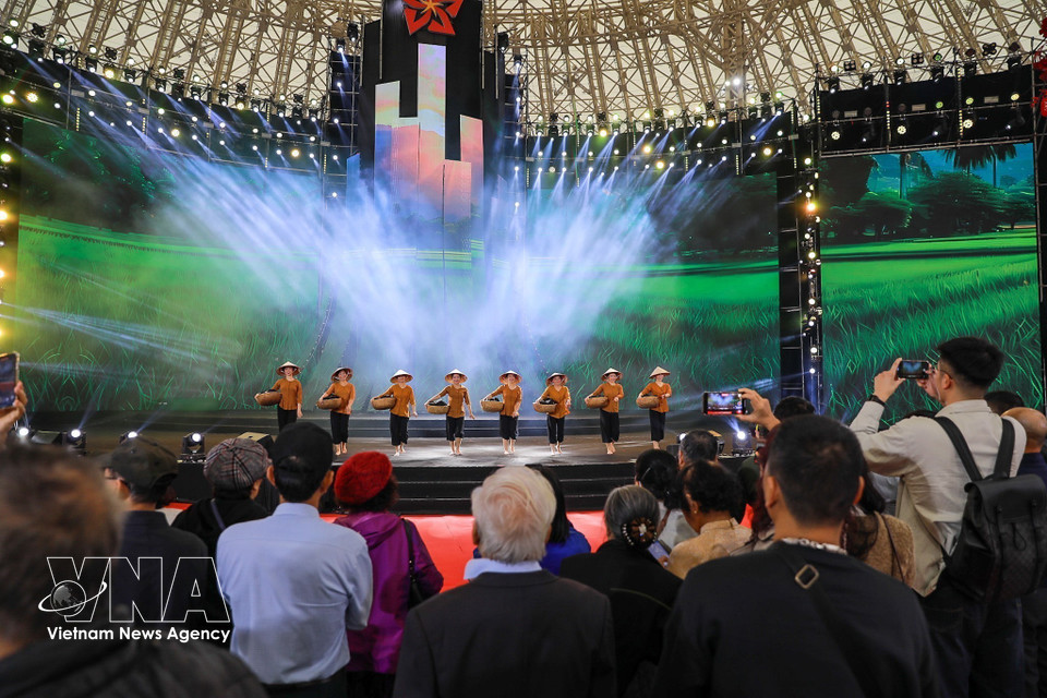 The art programme becomes a focal point, attracting large audiences at Spring Fair 2026. (Photo: Khanh Hoa – VNA)