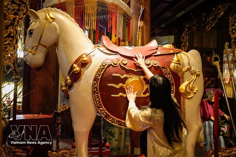 People visit Bach Ma Temple (Guardian of the East) during the Lunar New Year. (Photo: Khanh Hoa – VNA)