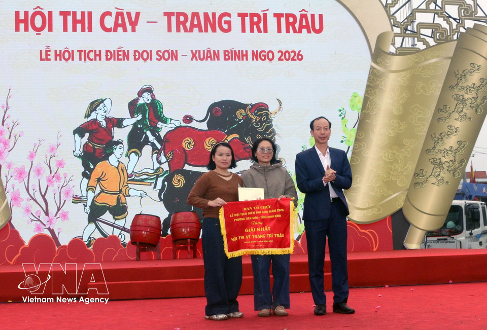 The organising committee awards first prize to artist Nguyen Thi My Dung. (Photo: Nguyen Chinh – VNA)