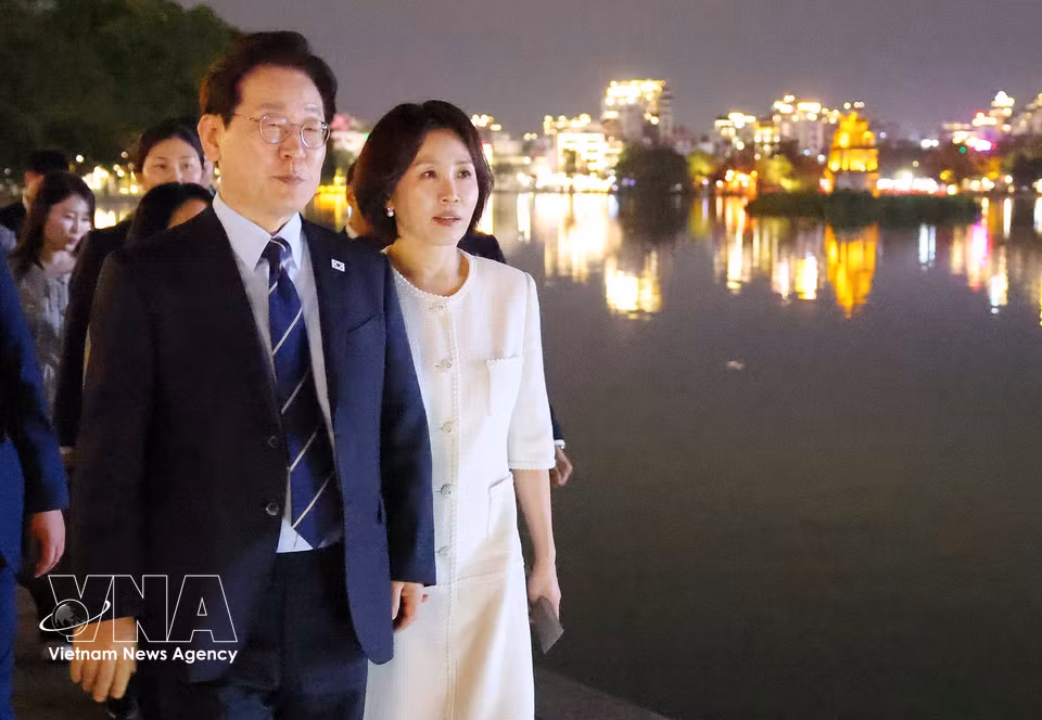 President Lee Jae Myung and First Lady Kim Hae Kyung take a walk around Hoan Kiem Lake. (Photo: Pham Kien – VNA)