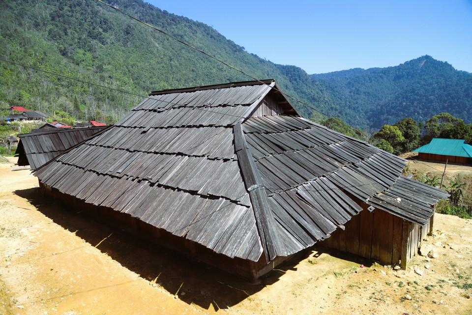 Mong houses feature a low-profile design, with roofs made of sa mu and po mu wood covering the entire structure, resembling a turtle shell. (Photo: Xuan Tien – VNA)