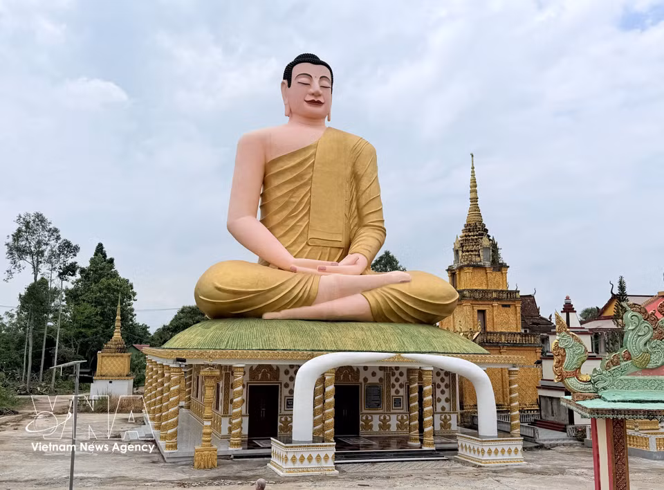 The 27m-high seated meditation statue of Shakyamuni Buddha stands prominently amid the serene surroundings of Serey Meang Kol Sa Kor Pagoda in An Giang province. (Photo: Thanh Sang – VNA)
