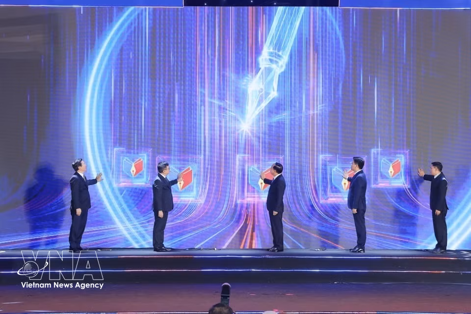 Trinh Van Quyet, Politburo member, Secretary of the Party Central Committee and Chairman of the Party Central Committee’s Commission for Information, Education and Mass Mobilisation, together with leaders of the Vietnam Journalists Association and the Hai Phong Party Committee, presses the button to officially open the National Press Festival 2026. (Photo: Manh Tu/VNA)