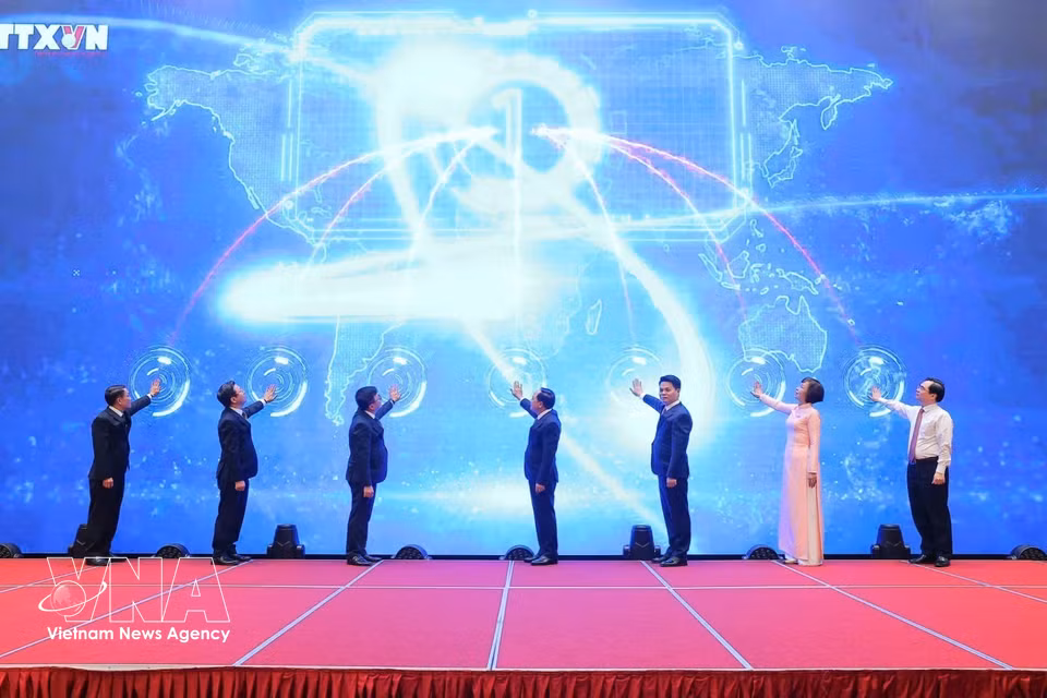 Delegates perform the launch ceremony for VNA’s Chuyen dong so” (Digital Transformation Updates), a dedicated, modern and user-friendly information portal covering science, technology, innovation and digital transformation. (Photo: Minh Quyet/VNA)