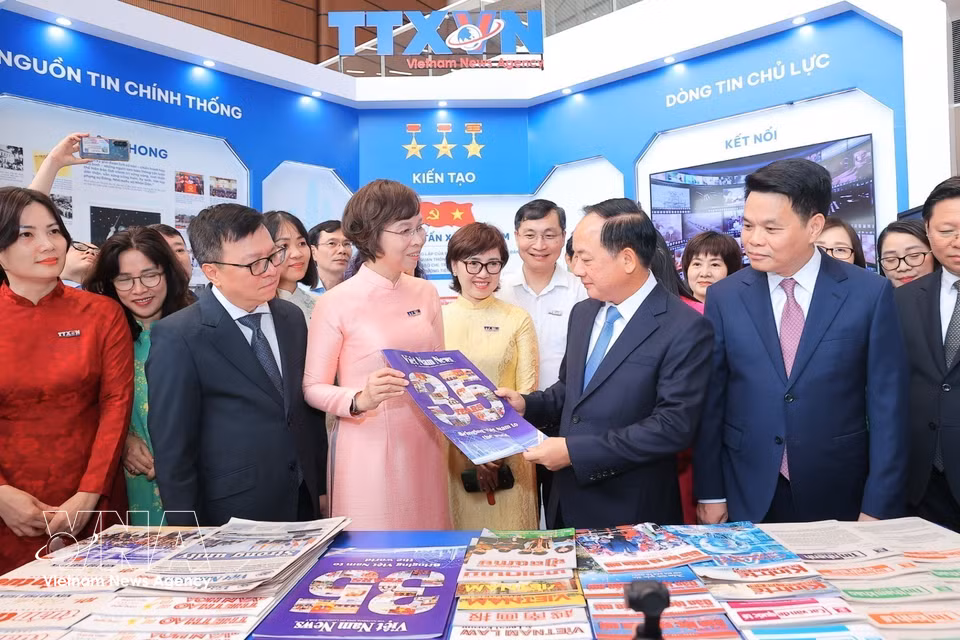 Trinh Van Quyet, Politburo member, Secretary of the Party Central Committee and Chairman of the Party Central Committee’s Commission for Information, Education and Mass Mobilisation, together with other leaders, visits VNA’s exhibition booth at the National Press Festival 2026. (Photo: Minh Quyet/VNA)
