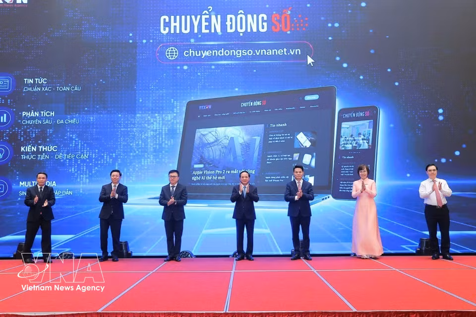 Delegates perform the launch ceremony for VNA’s Chuyen dong so” (Digital Transformation Updates), a dedicated, modern and user-friendly information portal covering science, technology, innovation and digital transformation. (Photo: Minh Quyet/VNA)