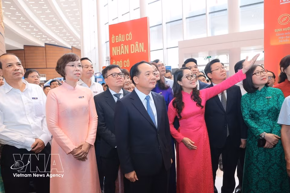 Trinh Van Quyet, Politburo member, Secretary of the Party Central Committee and Chairman of the Party Central Committee’s Commission for Information, Education and Mass Mobilisation, visits VNA’s exhibition booth at the National Press Festival 2026. (Photo: Minh Quyet/VNA)