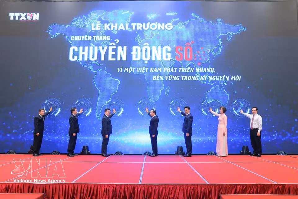 Delegates perform the launch ceremony for VNA’s Chuyen dong so” (Digital Transformation Updates), a dedicated, modern and user-friendly information portal covering science, technology, innovation and digital transformation. (Photo: Minh Quyet/VNA)