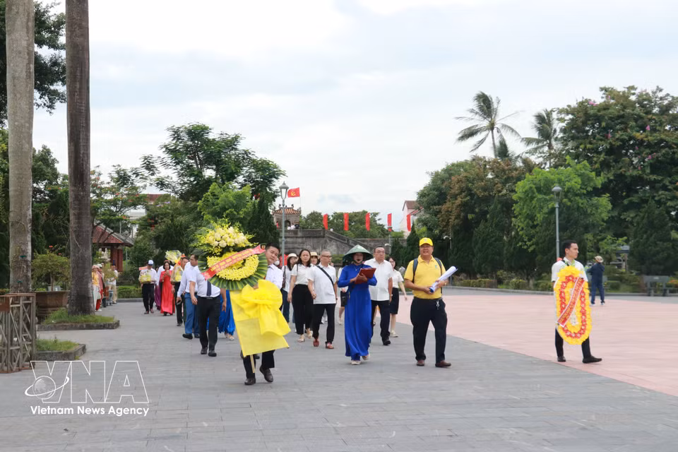 During peak periods, up to 3,000 people visit the Quang Tri Citadel each day to offer flowers and incense in memory of the fallen. (Photo: Tuong Vi/VNA)
