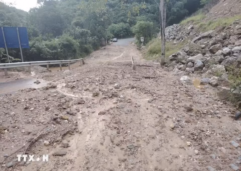 Soil and rocks cover National Highway 6 at Km409+050 in Dien Bien province. (Published by VNA)