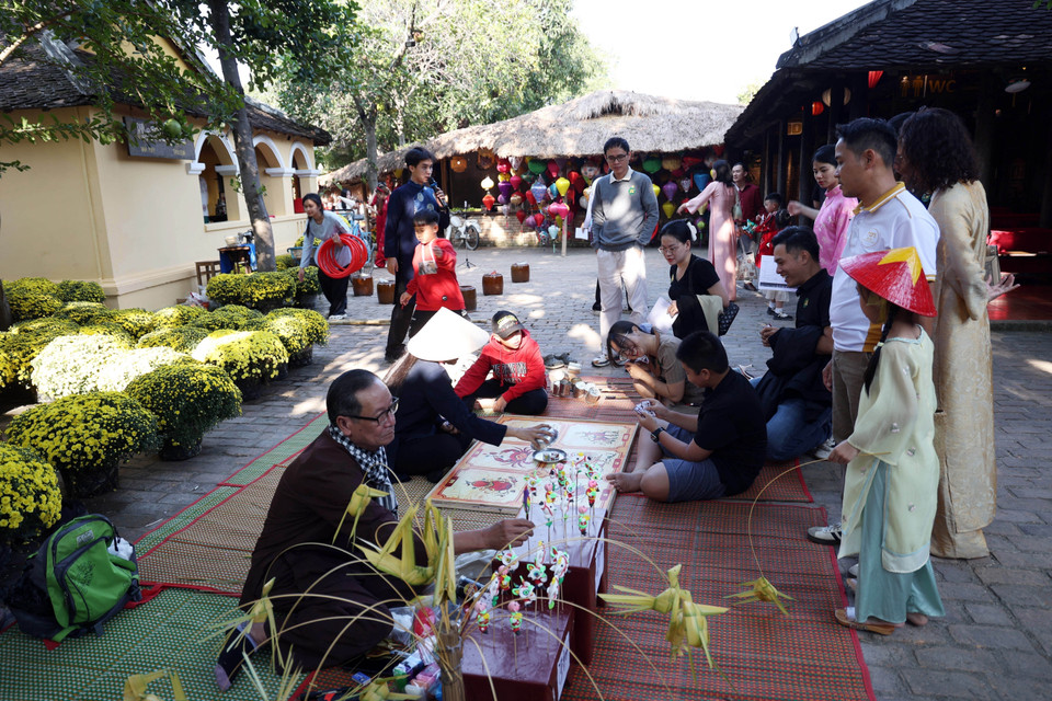 An artisan demonstrates traditional figurine-making to locals and visitors. (Photo: Dang Tuan – VNA)