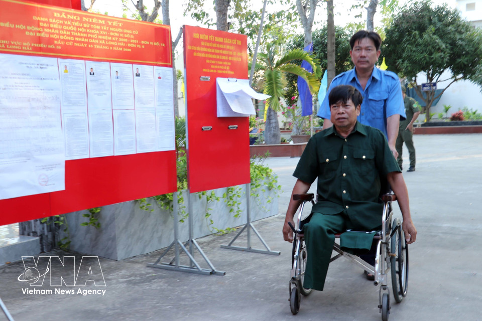 A voter heads to polls in National Assembly, People's Council election (Photo: VNA)