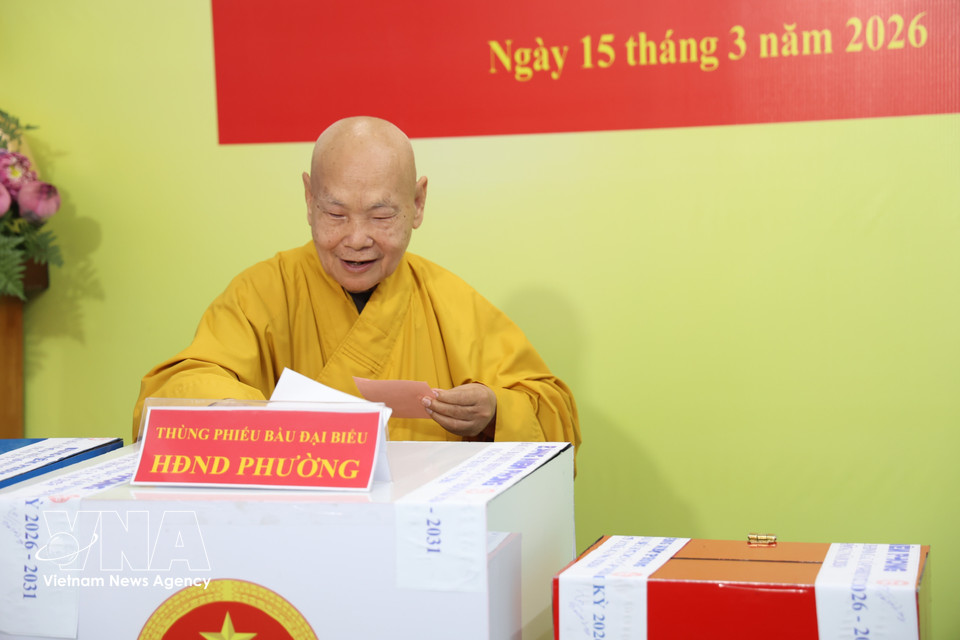 A voter casts a ballot in in National Assembly, People's Council election (Photo: VNA)