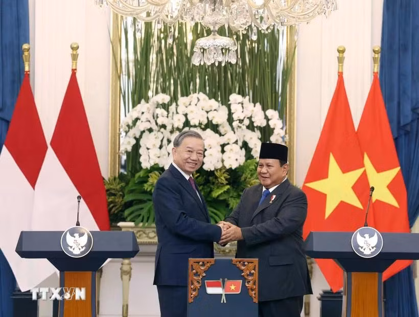 Party General Secretary To Lam (L) shakes hands with President of the Republic of Indonesia and Chairman of the Great Indonesia Movement Party (Gerindra) Prabowo Subianto at their joint press conference in Jakarta on March 10. (Photo: VNA)