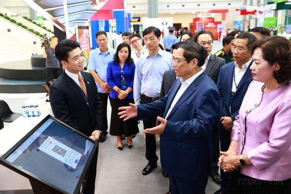 Digital transformation is a necessary and inevitable trend for the Vietnamese business community to stay resilient and continue growing. In the photo: Prime Minister Pham Minh Chinh visits an exhibition on digital transformation in the banking sector on May 8, 2024. (Photo: VNA)