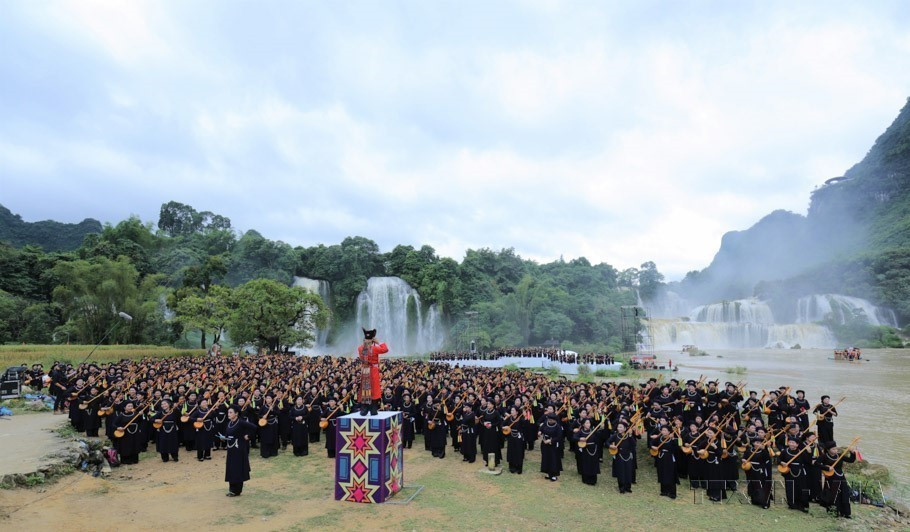 Vietnam continues to enhance the promotion of its image, culture, and people on the global stage. In the photo: A Then singing and Tinh musical instrument performance in Cao Bang province, featuring 1,000 participants at Ban Gioc Waterfall. (Photo: VNA)