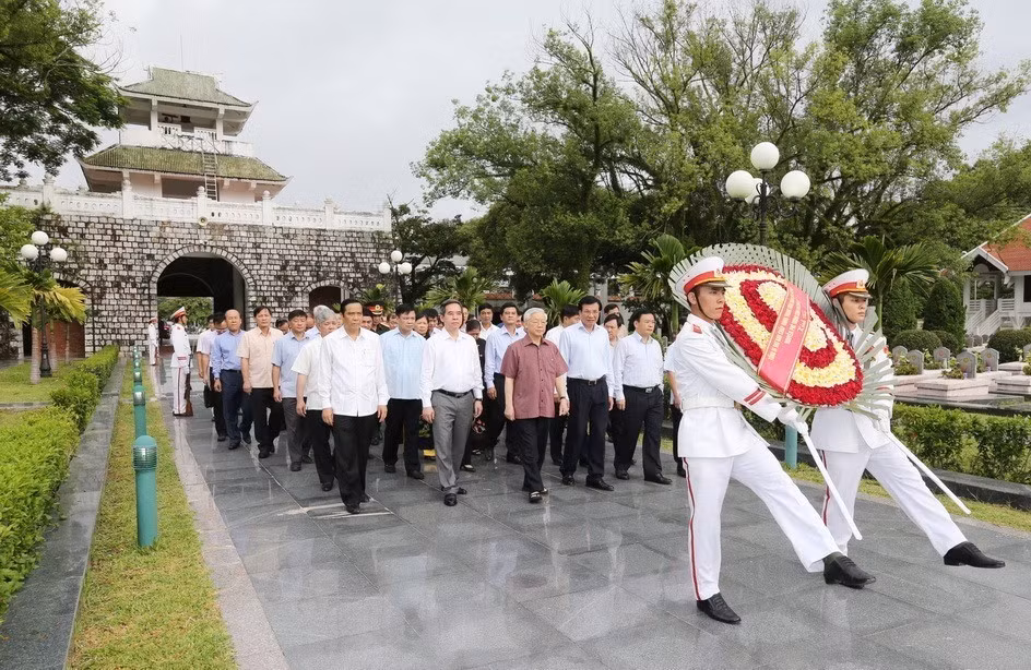 General Secretary Nguyen Phu Trong offers incense and flowers at the Dien Bien Phu Martyrs' Cemetery, Dien Bien province on July 16, 2016. (Photo: VNA)