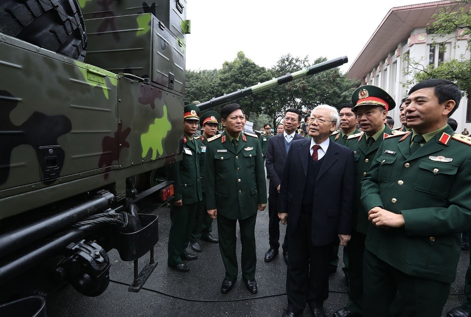 Party General Secretary and President Nguyen Phu Trong visits the booth displaying military equipment of the defense sector (Hanoi, January 10, 2019). (Photo: VNA)