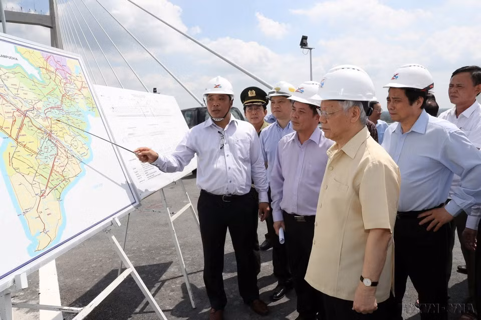 General Secretary Nguyen Phu Trong inspects the construction site of Cao Lanh Bridge in Dong Thap province on April 14, 2018. (Photo: VNA