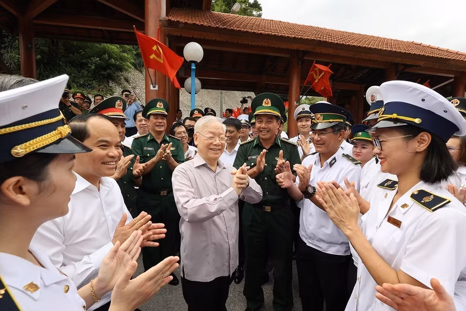 General Secretary Nguyen Phu Trong visits the staff at the Huu Nghi International Border Gate in Lang Son province on August 25, 2023. (Photo: VNA)