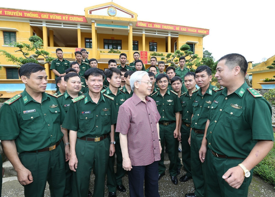 Party General Secretary Nguyen Phu Trong meets with officers and soldiers of the Tay Trang International Border Gate Border Guard Post (Dien Bien province) on July 16, 2016. (Photo: VNA)