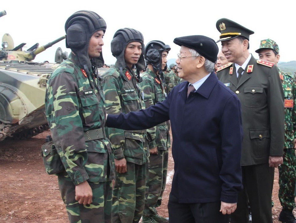 The party chief visits and inspects the training and combat readiness of several units at the National Shooting Range Area 1 on November 19, 2017. (Photo: VNA)