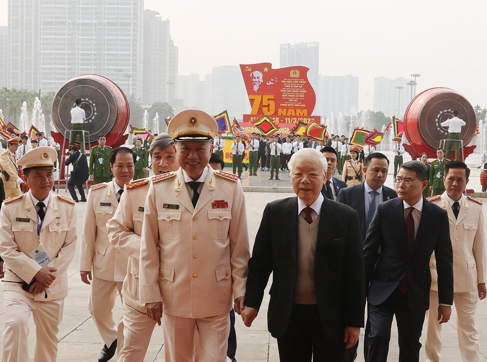 The Party chief attends the 75th anniversary of the People's Police Force's movement to study and implement Uncle Ho’s six teachings, and the 75th anniversary of the People's Police Force's Traditional Day (Hanoi, March 6, 2023). (Photo: VNA)
