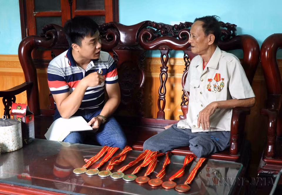 War invalid Ha Quy Phien, classified as 2/4 from Bac Ninh province, is one of Vietnam's outstanding athletes in paragames sports, winning numerous medals both nationally and regionally. (Photo: VNA)