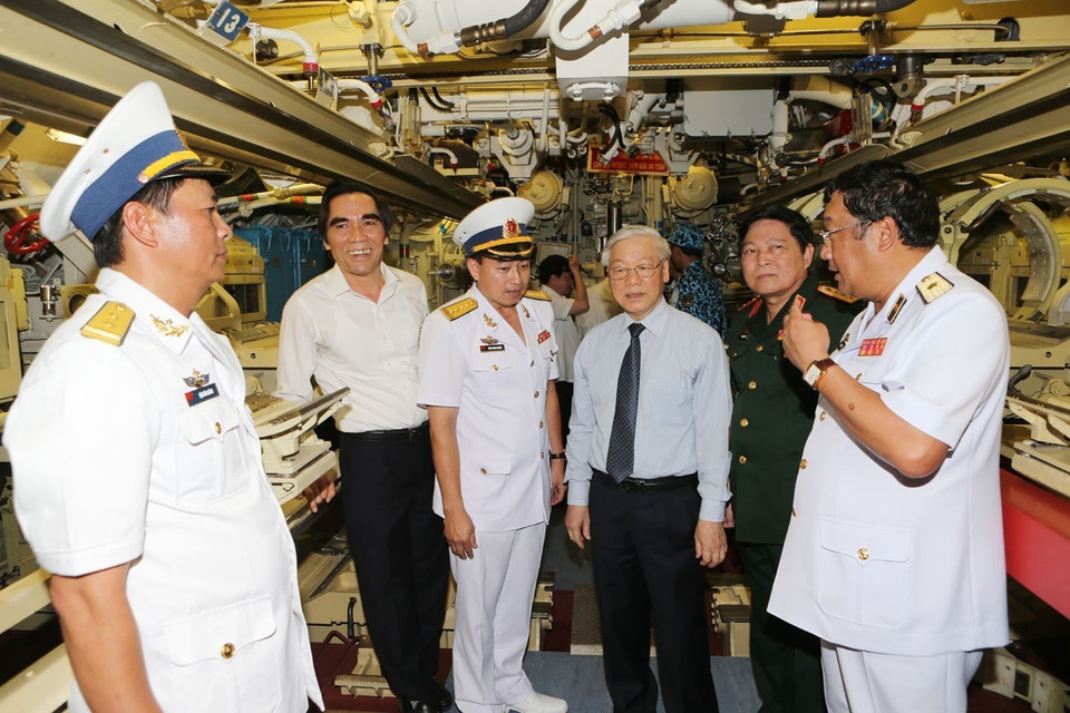 The Party chief visits the Hai Phong submarine and Brigade 189 (Naval Force) on May 5, 2016. (Photo: VNA)