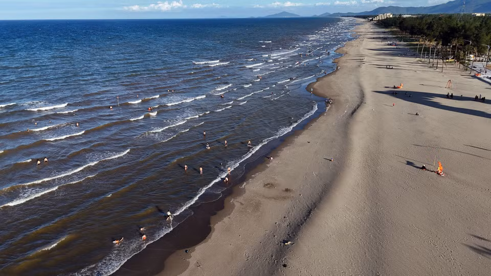 Xuan Thanh beach tourism site receives a large number of tourists during summer. (Photo: VNA)